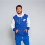 Canguro oficial del Club Nacional de Football, color azul con mangas y capucha blancas. Presenta detalles en rojo en los hombros y puños. Incluye el logo de Umbro y el escudo del club en el pecho, y un bolsillo canguro frontal.