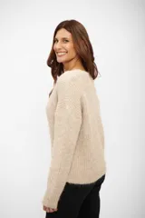 Saco tipo cardigan de tejido de punto en color beige, con escote en V, cierre frontal con botones y mangas largas.