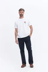 Pantalón de corte regular con diseño de cinco bolsillos, confeccionado en tejido de algodón con elastano. Presenta cierre frontal con botón y cremallera, y cuenta con un pequeño logo bordado.
