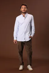 Camisa de manga larga para hombre, color blanco con finas rayas verticales azules, cuello button-down y corte regular.