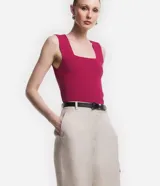 Blusa cropped negra de punto con escote cuadrado y breteles anchos.