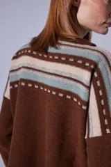 Blazer de pana color crema con solapas clásicas, cierre frontal de un botón y puños con detalle de tejido a rayas. Presenta un corte estructurado y elegante.