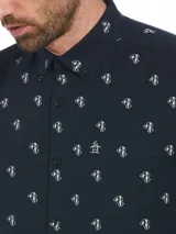 Camisa de hombre azul marino con estampado de pingüinos blancos, de manga larga y corte clásico.