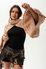 Bolero de punto artesanal en lana merino color marrón, con diseño de cuello alto y mangas amplias con terminaciones caladas.