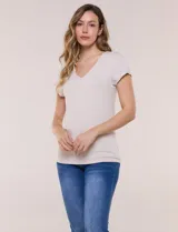 Remera básica de manga corta y color negro, con escote en V pronunciado y corte clásico.