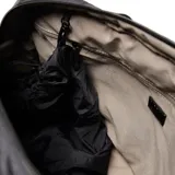 Bolso deportivo de gran capacidad, color negro, confeccionado en material textil con acabado arrugado. Cuenta con doble asa de mano acolchada, correa ajustable y desmontable, y compartimento principal con cierre doble. Incluye bolsa interior desmontable para accesorios y correas en la base para sujetar esterilla.