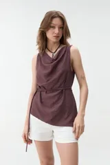 Musculosa bordó con escote drapeado, sin mangas y diseño holgado con lazo para ajustar en la cintura.