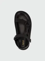 Sandalias negras de goma con tiras ajustables y suela track.