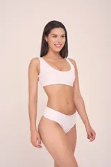 Bombacha ancha en los costados, de tiro bastante alto, totalmente forrada.