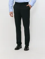 Ambo slim fit negro confeccionado en tejido tecnológico elastizado, compuesto por blazer estructurado y pantalón de vestir de corte recto.