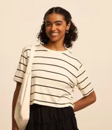 Remera boxy cropped de manga corta, con cuello redondo y diseño rayado horizontal, confeccionada en mezcla de viscosa, poliéster y elastano.