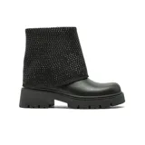 Bota corta de estilo urbano con suela track gruesa y tacón bajo. El cuerpo de la bota presenta un diseño liso en la parte inferior, mientras que la caña está recubierta por una capa de material con apliques de strass brillantes.