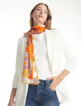 Pashmina de seda y cashmere estampada en blanco y azul marino, con diseño de texto y rayas.