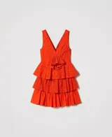 Vestido corto de algodón color rojo con bordado inglés, sin mangas, con escote en pico pronunciado, fruncido floral, volante de popelina en el bajo y cierre con cremallera lateral.