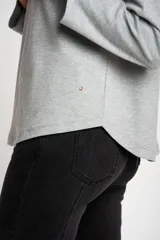 Sweater color crema de algodón peinado con cuello redondo y mangas largas.