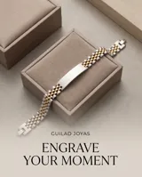 Pulsera de eslabones tipo reloj con placa central lisa para grabar, combinando tonos plateado y dorado.