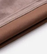 Remera de manga corta confeccionada en tejido sintético efecto gamuza, con cuello redondo y corte holgado. Presenta un bordado con lettering Knight y estrellas en el pecho.