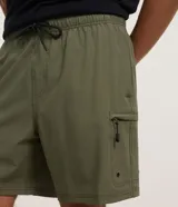Bermuda Blue Steel de corte clásico, confeccionada en tejido ripstop de poliamida con elastano, en color verde militar. Cuenta con cintura elástica con cordón de ajuste interno, bolsillos laterales y un bolsillo con cierre en el lateral del muslo.