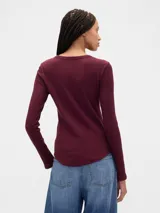 Remera de manga larga confeccionada en tejido tipo waffle, con cuello redondo y ruedo redondeado.