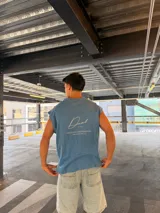 Musculosa reversible color azul piedra de algodón interlock, con diseño sin mangas y estampado en serigrafía en el frente.