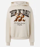 Buzo con capucha y cordón ajustable, confeccionado en algodón y poliéster con interior afelpado. Presenta estampa frontal de los personajes Chip y Dale con tipografía, mangas largas con puños acanalados y diseño holgado.