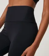 Pantalón deportivo negro de microfibra con cintura alta y corte recto.