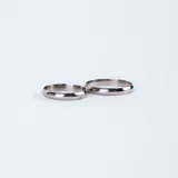 Par de alianzas bombé de oro blanco 18k, con diseño clásico de 3 mm de ancho.