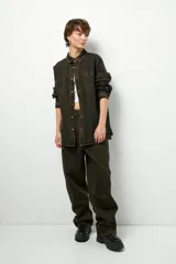 Pantalón de jean azul claro, de corte oversized y tiro bajo, con bolsillos traseros grandes.