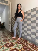Pantalon de tiro alto confeccionado en lycra de algodon, con faja ancha en la cintura, bolsillos laterales y traseros, y ajuste elastizado en los tobillos.