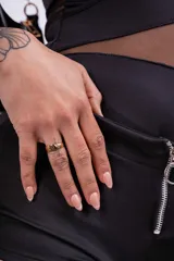 Short negro de tiro alto con cierre de cremallera frontal.