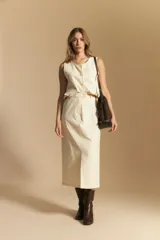 Falda larga de mezclilla color crema, de corte recto y talle alto, con costuras visibles en contraste y abertura frontal.