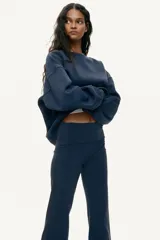 Pantalón de punto de algodón suave, color azul marino, con cintura ancha plegable y piernas rectas con bajo acampanado.