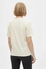 Remera blanca de manga corta con cuello redondo y estampado frontal de inspiración veraniega con motivos italianos, limones y la leyenda Italia Amalfi Capri.