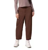Pantalon de senderismo Columbia Granite Point Pant de color marrón, con tecnología Omni-Shield que repele la humedad y las manchas. Cuenta con corte recto, tiro medio, cintura parcialmente elástica y bolsillos para las manos.