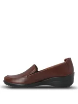 Zapato tipo slip-on de cuero liso lustrado color marrón, con diseño de calce fácil y suela de caucho termoplástico con taco de 4 cm.