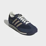 Championes Adidas modelo SL 72, con diseño retro inspirado en los años 70. Presentan un exterior de tela azul marino con revestimientos de gamuza en tono azul más oscuro, detalles en beige en las icónicas tres tiras laterales y una entresuela de EVA con suela dentada.