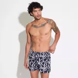 Bóxer de algodón blanco con estampado de flores pequeñas color celeste, con cintura elástica y logo de la marca en el centro.