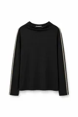 Polera de manga larga color negro, con cuello alto y detalle de líneas laterales en color beige que recorren los brazos.