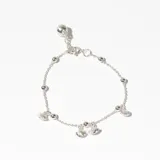 Pulsera plateada de cadena fina con bolitas y dijes colgantes en forma de concha.