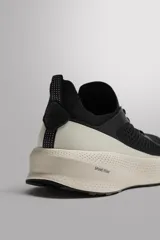 Zapatilla deportiva de correr para hombre, color beige, con parte superior de tejido de punto transpirable, refuerzos Shield Protect Max en puntera y talón, entresuela Spume Foam V2 y suela de goma.