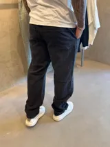 Jean de corte baggy color negro, confeccionado en denim de alta calidad con caída holgada y cómoda.