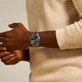 Reloj Fossil Minimalist con caja de acero gris de 44mm de diámetro, esfera gris y pulsera de acero gris. Resistente al agua hasta 50 metros. Incluye garantía de 2 años.