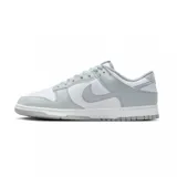 Championes Nike modelo Dunk Low Retro, en colores blanco y negro, confeccionados en cuero sintético, con diseño clásico de perfil bajo, suela de goma y cordones al tono.