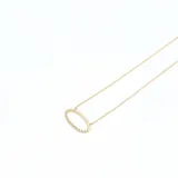 Conjunto de joyería en oro 18k compuesto por una cadena fina con dije ovalado engastado con brillantes y una gargantilla rígida minimalista.