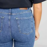 Pantalón de jean skinny celeste de tiro alto con cinco botones.