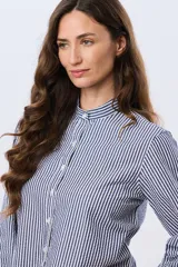 Camisa de manga larga con diseño de rayas verticales en azul y blanco, cuello mao y cierre frontal con botones.