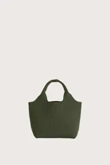 Bolsa tipo satchel de tejido acanalado en color verde oliva, con diseño estructurado y asas integradas. Incluye un pequeño neceser o monedero a juego con cierre metálico, unido a la bolsa mediante una correa.