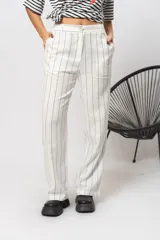 Pantalón de corte recto, color beige con rayas verticales finas.