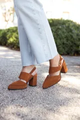 Sandalias de cuero color marrón, con dos tiras anchas sobre el empeine, pulsera con hebilla al tobillo y tacón bloque.