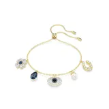 Pulsera de baño de oro con dijes colgantes que incluyen una flor, un cristal azul en forma de pera, un ojo turco, una perla de cristal y una herradura, todos decorados con cristales. Cuenta con cierre deslizante ajustable.